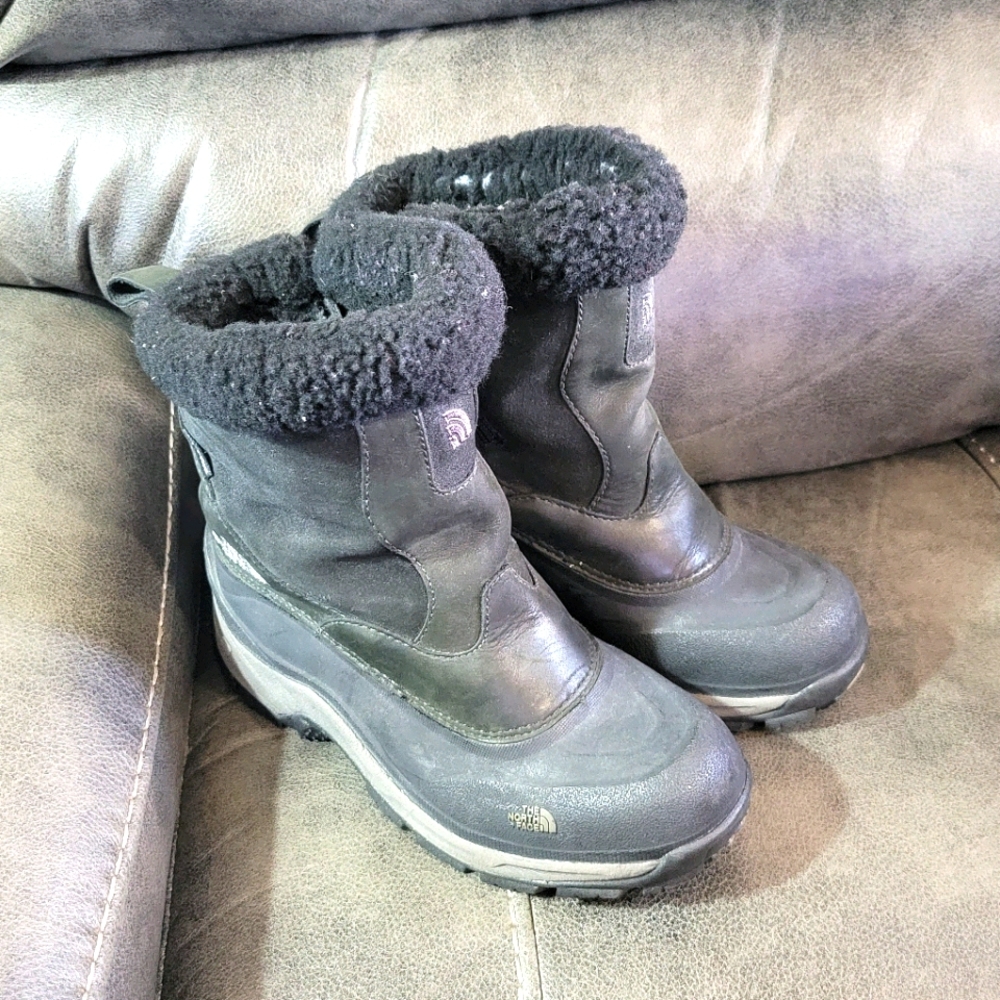 Ladies The North Face snow boots size 7.5